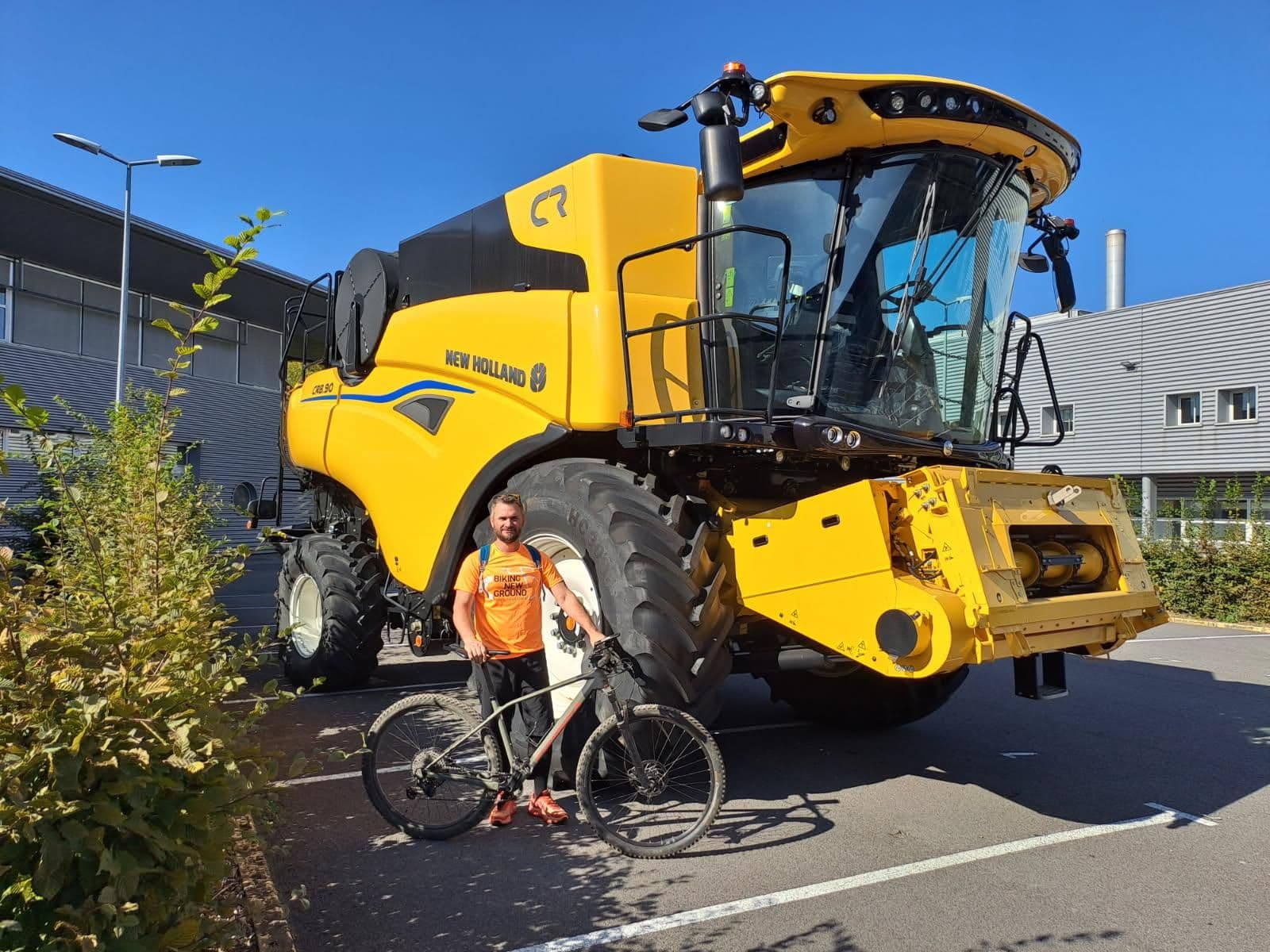 A coté de la moissoneuse batteuse NH.jpg